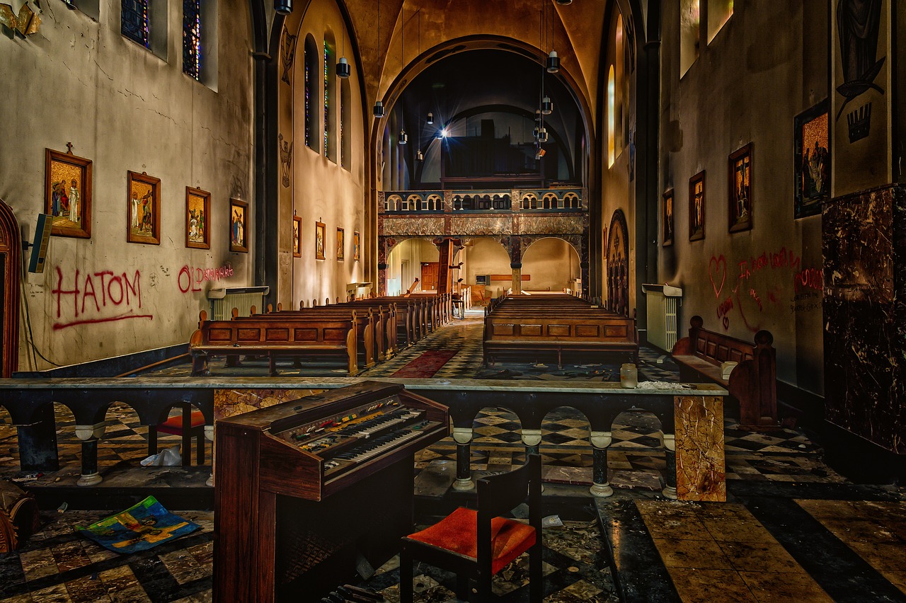 découvrez des lieux oubliés, empreints d'histoire et de mystère. explorez ces destinations méconnues qui évoquent des récits du passé, offrant une expérience unique au cœur de la déconnexion et de la beauté des ruines intemporelles.